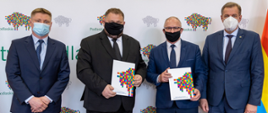 Członek Zarządu Marek Malinowski, Wicemarszałek Województwa Podlaskiego Stanisław Derehajło, Starosta Hajnowski Andrzej Skiepko oraz Starosta Bielski Sławomir Snarski pozują do pamiątkowego zdjęcia