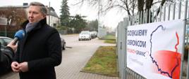 Baner Dziękujemy obrońcom polskich granic przed Starostwem Powiatowym w Białymstoku
