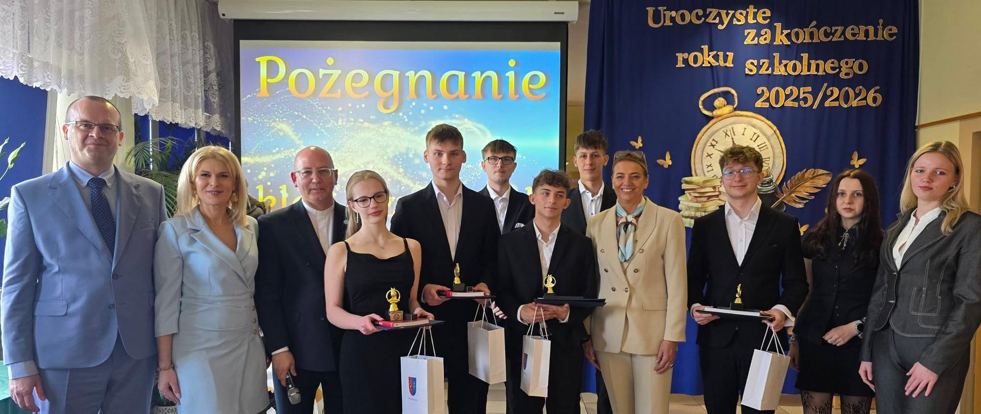Maturzyści kończą rok szkolny – Powiat Ostrowiecki trzyma kciuki za absolwentów!