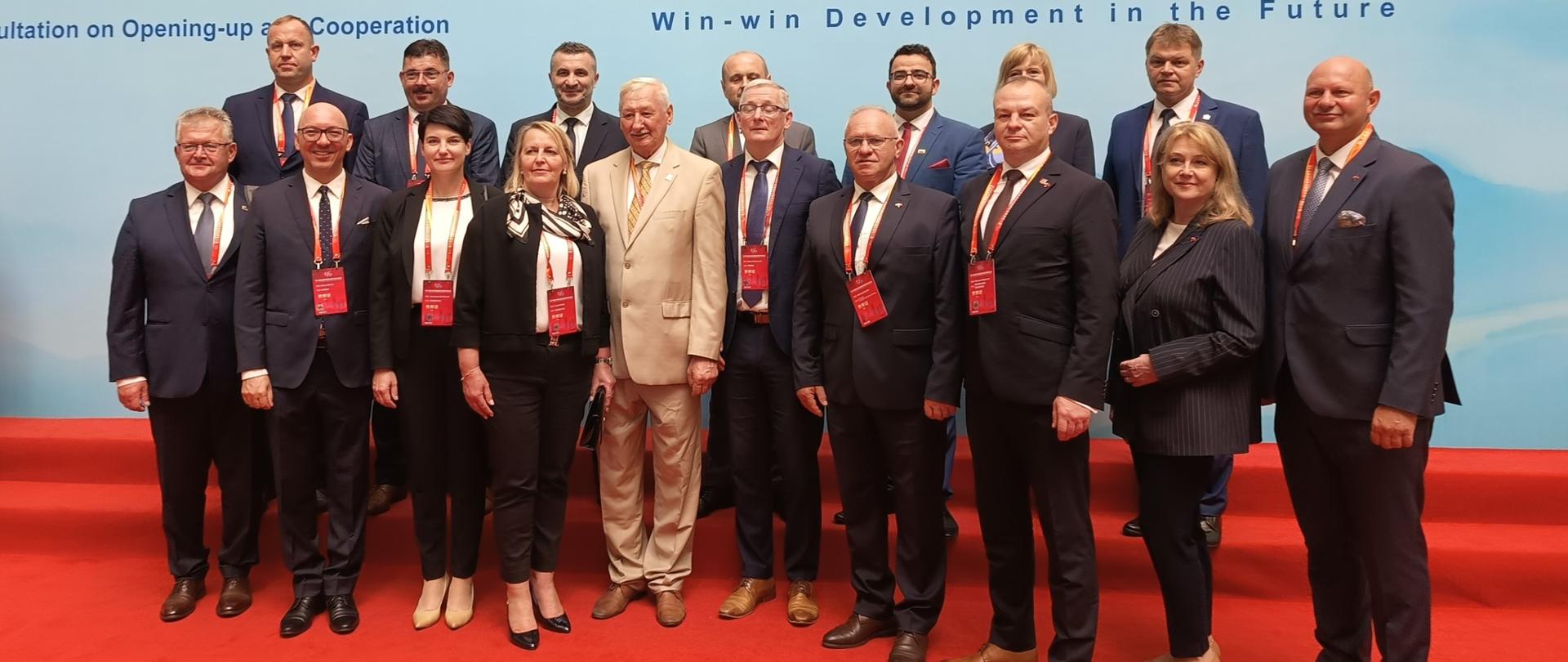 Uczestnicy targów pozują do wspólnego zdjęcia