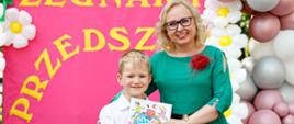 Dyrektor Ewelina Dorota Durzyńska pozuje do zdjęcia z absolwentami przedszkola