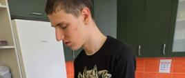 Zajęcia w pracowni kuchennej - uczeń w trakcie przygotowywania posiłku