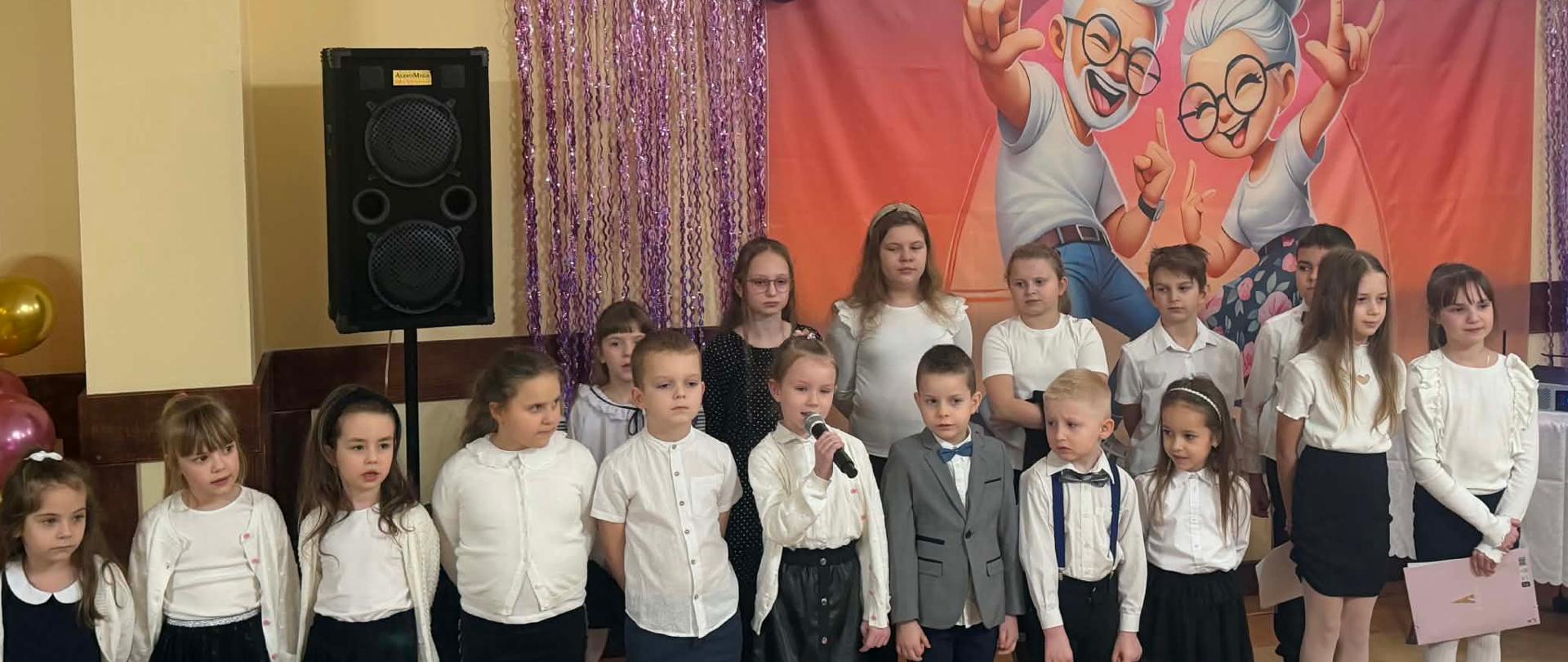 Dzień Seniora w Książnicach - część artystyczna przygotowana przez uczniów z kl. III i przedszkolaków z grupy starszej