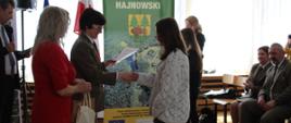 Moment wręczenia nagród laureatom konkursów