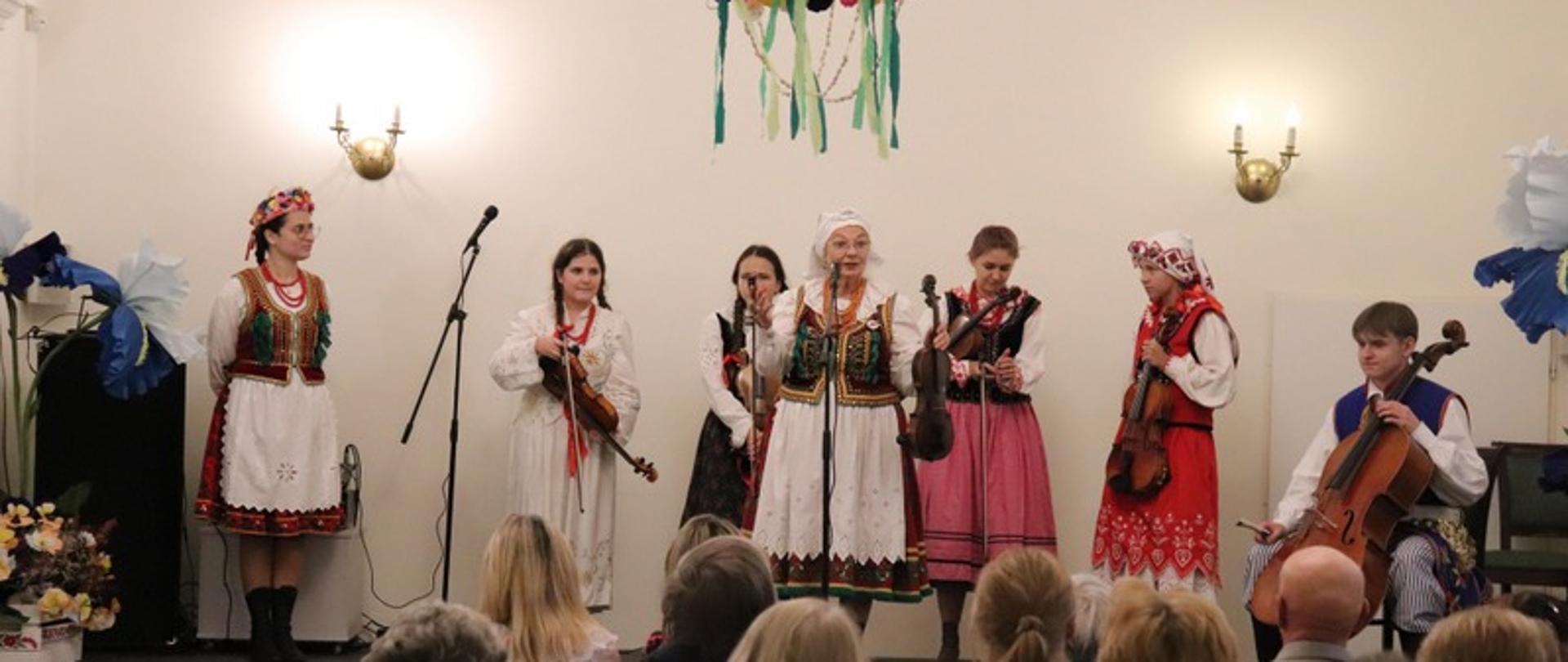 Zespół w tradycyjnych strojach ludowych podczas występu