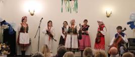 Zespół w tradycyjnych strojach ludowych podczas występu