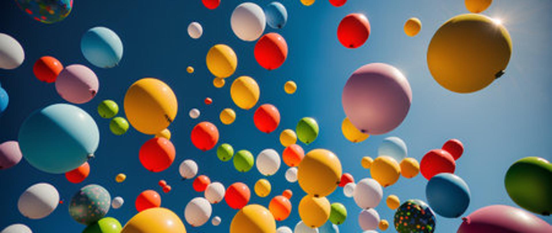 kolorowe balony na tle nieba