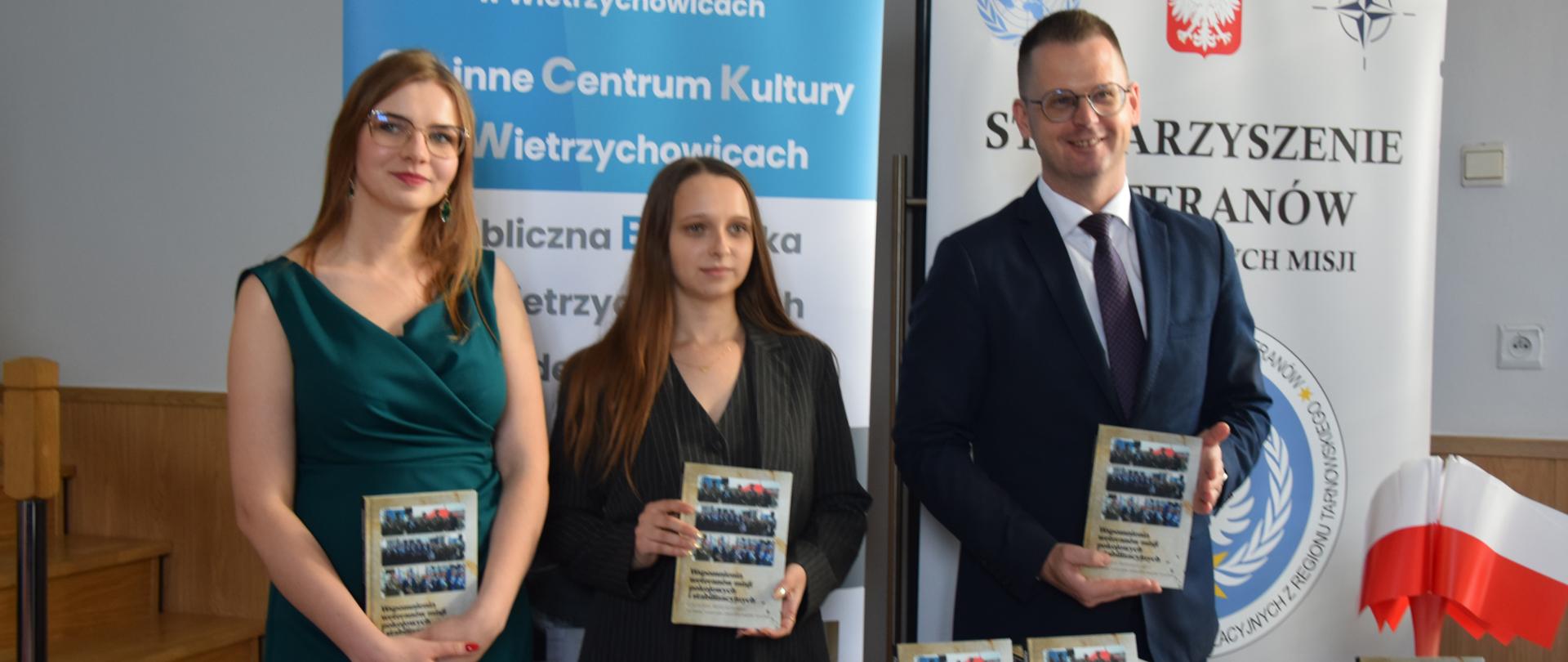 Zdjęcie przedstawia od lewej: Wicedyrektor Gminnego Centrum Kultury- Jolantę Kabat- Kozińską, pracownika Gminnego Centrum Kultury- Izabelę Gorlę, wójta gminy Wietrzychowice- Tomasza Banka