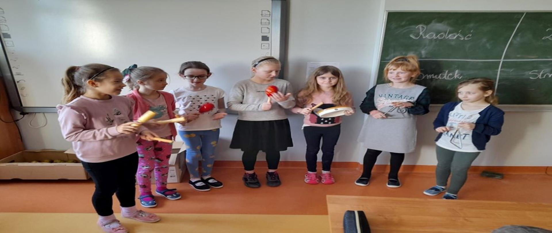 Dzieci grające na instrumentach