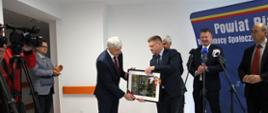 Prezent od zarządu województwa przekazuje jego członek