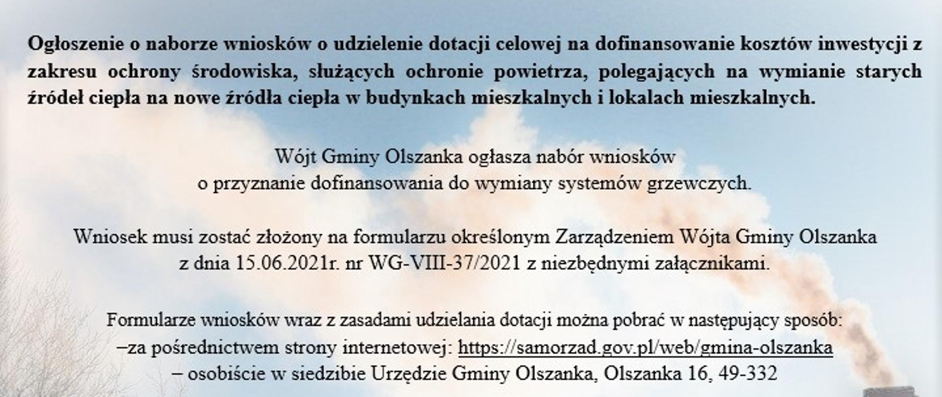Zdjęcie dachu domu z dymiącym kominem, treść tekstowa promująca wymianę pieca węglowych na nowe źródła ciepła