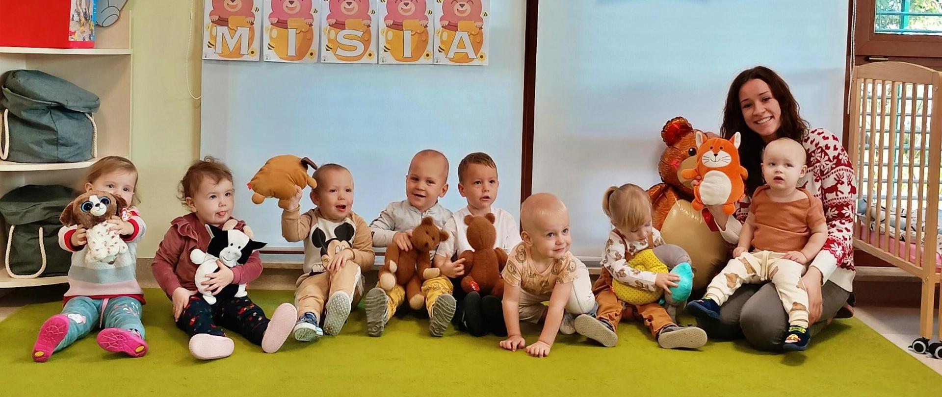 dzieci ze złobka podczas obchodów dnia pluszowego misia