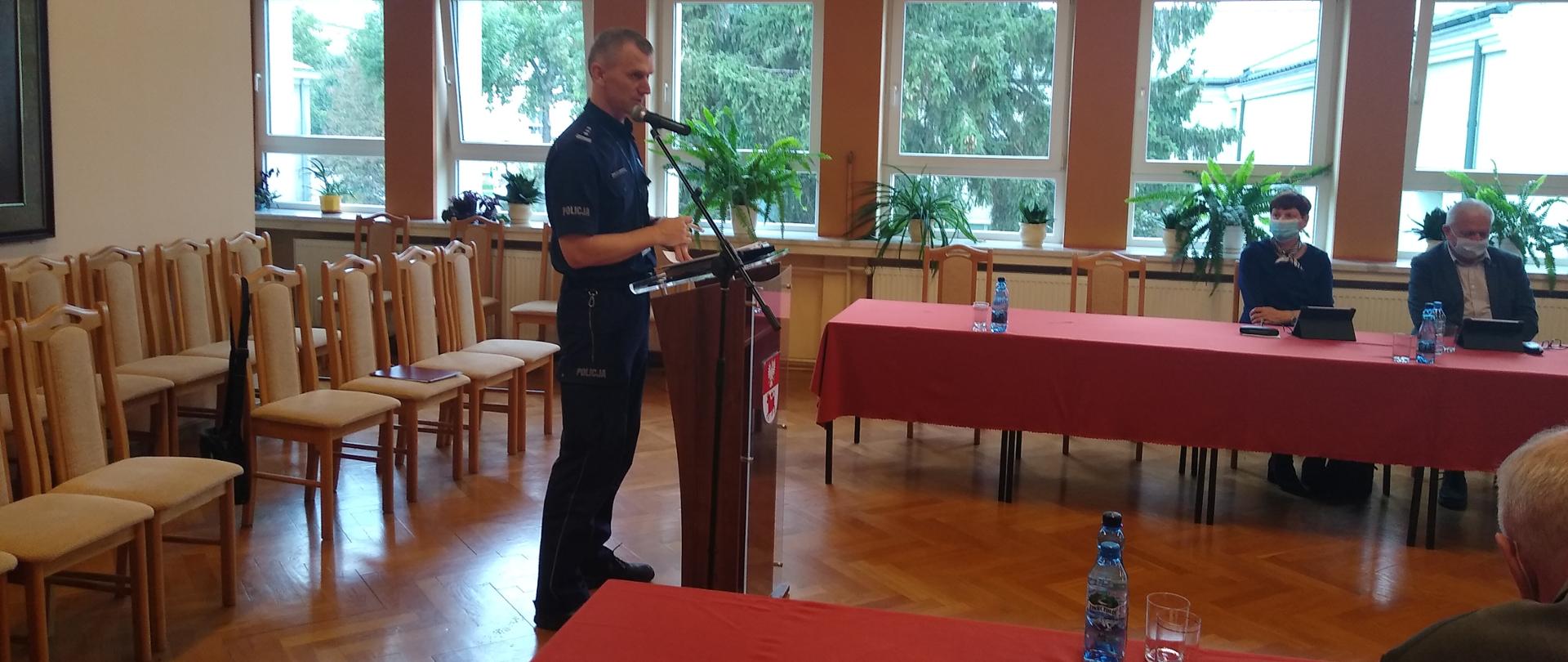Komendant powiatowy policji insp. Wojciech Macutkiewicz przedstawia informację o bezpieczeństwie w ruchu drogowym