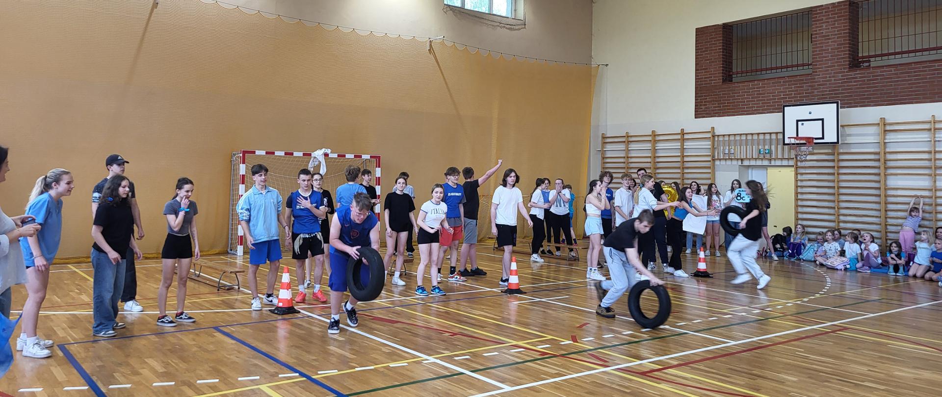 Uczniowie klas IV-VIII podczas zawodów sportowych organizowanych w ramach Niebieskich Igrzysk