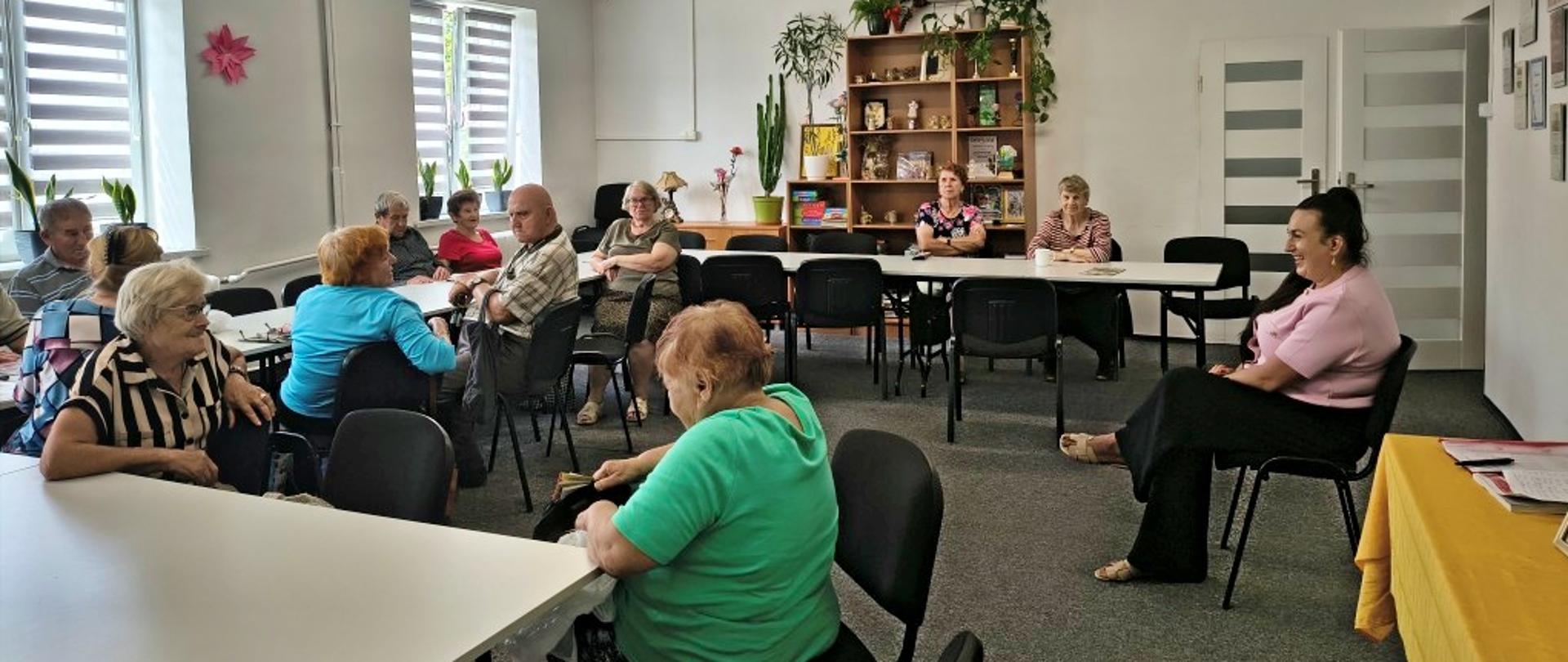 seniorzy podczas spotkania z psychologiem