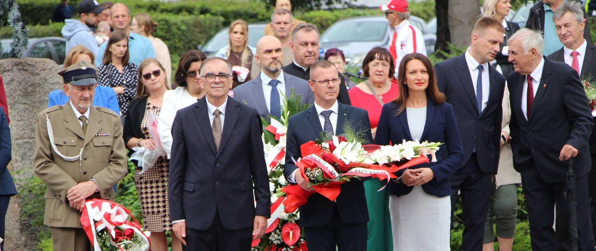 od lewej Wiceprzewodniczący Rady Powiatu Zambrowskiego, Przewodniczący Rady Powiatu Zambrowskiego i Starosta Zambrowski, którzy składają wiązankę kwiatów z okazji uroczystych obchodów bitwy o Zambrów