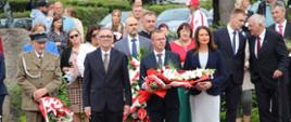 od lewej Wiceprzewodniczący Rady Powiatu Zambrowskiego, Przewodniczący Rady Powiatu Zambrowskiego i Starosta Zambrowski, którzy składają wiązankę kwiatów z okazji uroczystych obchodów bitwy o Zambrów
