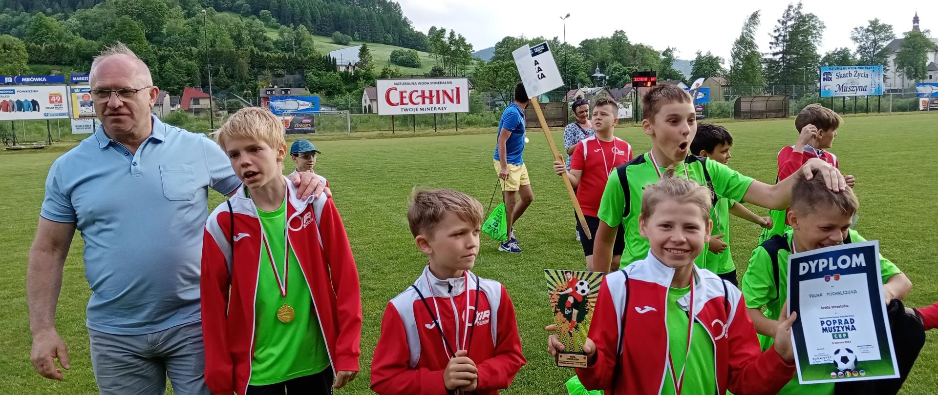 Starosta Hajnowski z chłopakami z hajnowskiej drużyny 