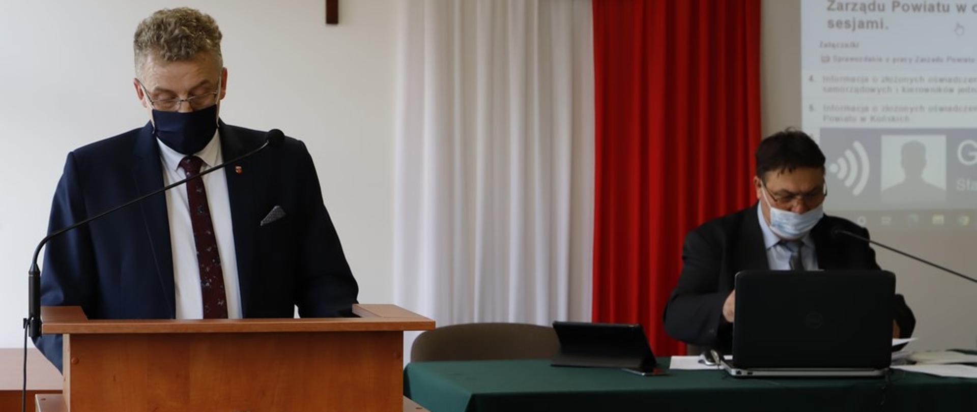Przewodniczący Rady Powiatu Zbigniew Kowalczyk i Starosta Konecki Grzegorz Piec podczas posiedzenia Rady Powiatu