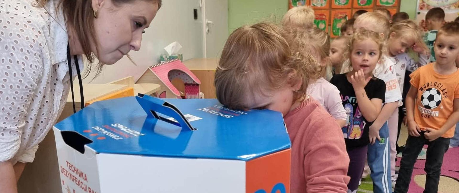 Grupa dzieci podczas zajęć z pracownikiem PSSE w Mielcu w ramach kampanii „Myje ręce, bo wiem więcej” oraz „Jesień bez infekcji” 