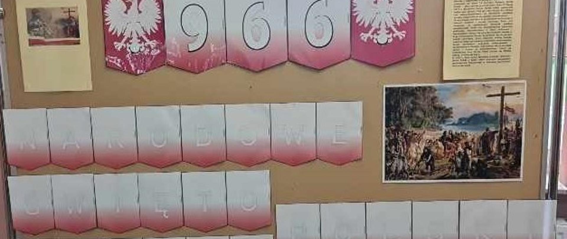Uczniowie klasy 5 wykonali plakat upamiętniający Chrzest Polski.
