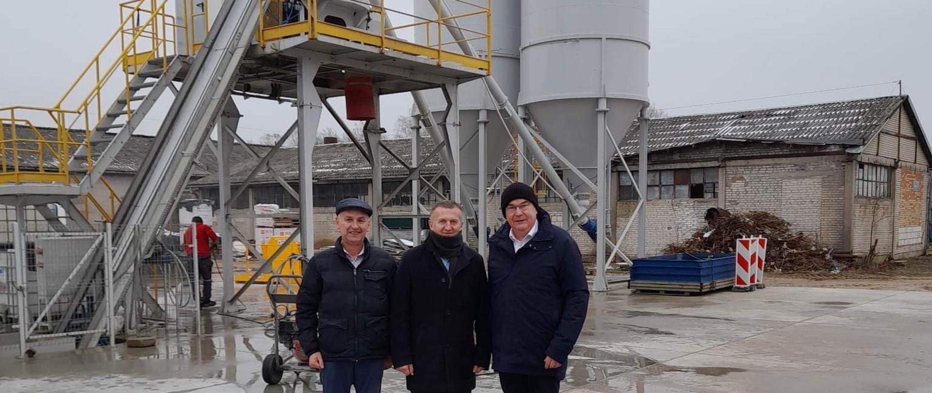 Od lewej: Pan Tomasz Andruszkiewicz - Sekretarz Gminy Zawady, Pan Krzysztof Wądołowski - Wójt Gminy Zawady, Pan Andrzej Jankowski -Wójt Gminy Brańsk