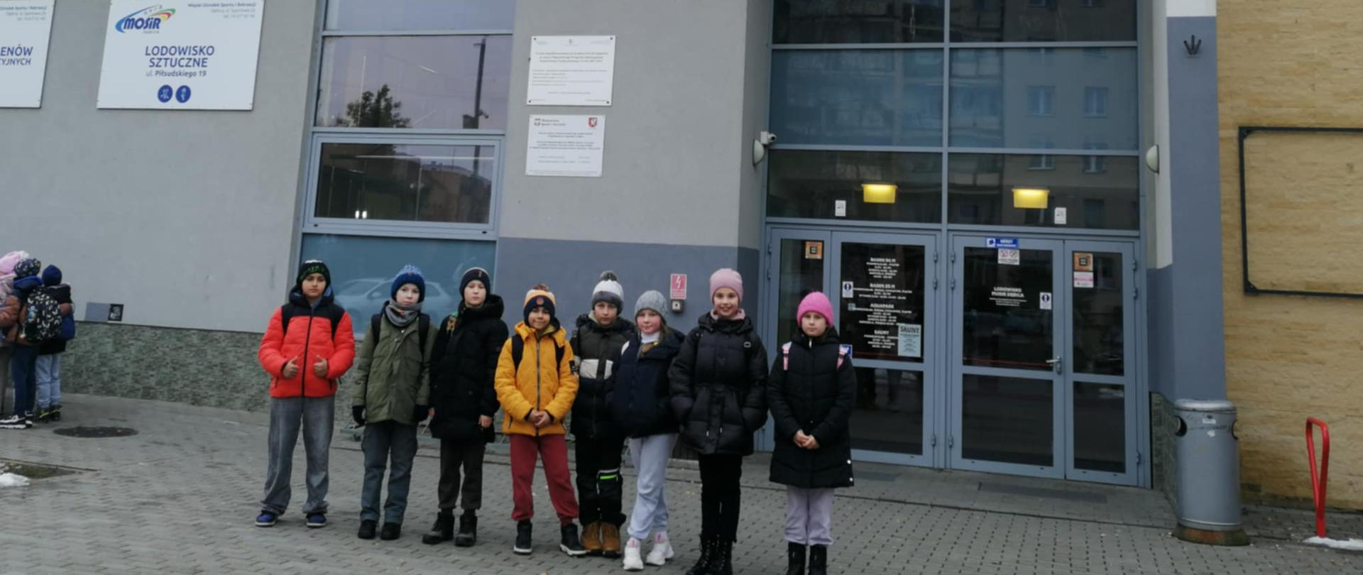 Uczniowie klas IV i V podczas wyjazdu na lodowisko