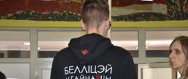 Uczniowie w bluzach sygnowanych logo szkoły