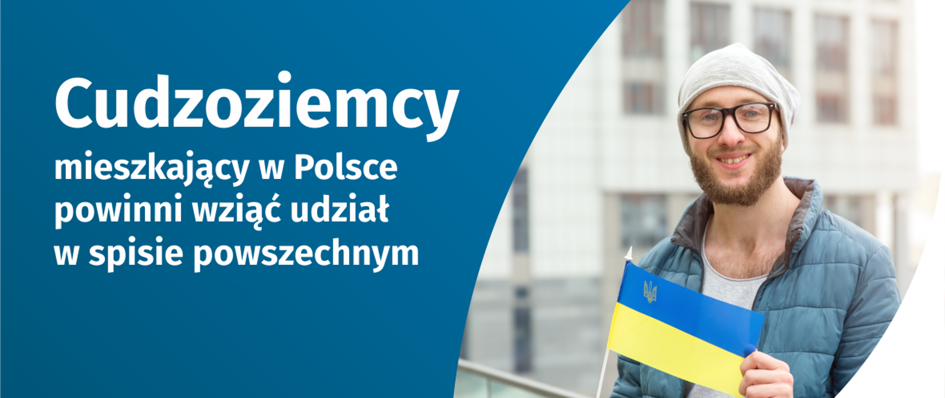 Na grafice jest napis: Cudzoziemcy mieszkający w Polsce powinni wziąć udział w spisie powszechnym. Po prawej stronie widać mężczyznę trzymającego małą flagę Ukrainy. Na dole grafiki są cztery małe koła ze znakami dodawania, odejmowania, mnożenia i dzielenia, obok nich napis: Liczymy się dla Polski! Pośrodku jest adres strony internetowej: spis.gov.pl. W prawym dolnym rogu jest logotyp spisu: dwa nachodzące na siebie pionowo koła, GUS, pionowa kreska, Narodowy Spis Powszechny Ludności i Mieszkań 2021.