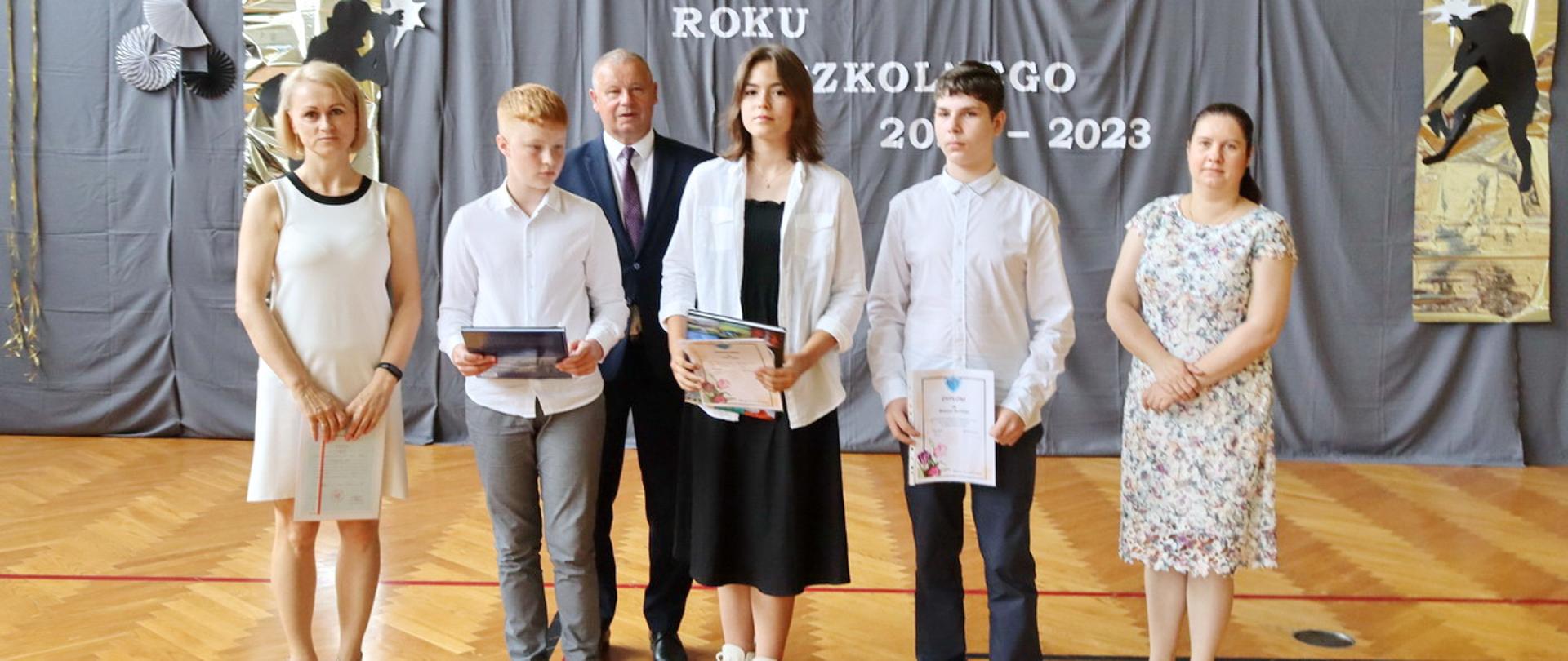 Po lewej stronie wychowawczyni nastepnie uczniowie klasy 7 i Sekretarz Gminy Skórzec