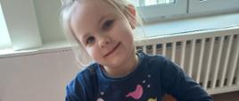 Dzieci w trakcie malowania kolorowanek