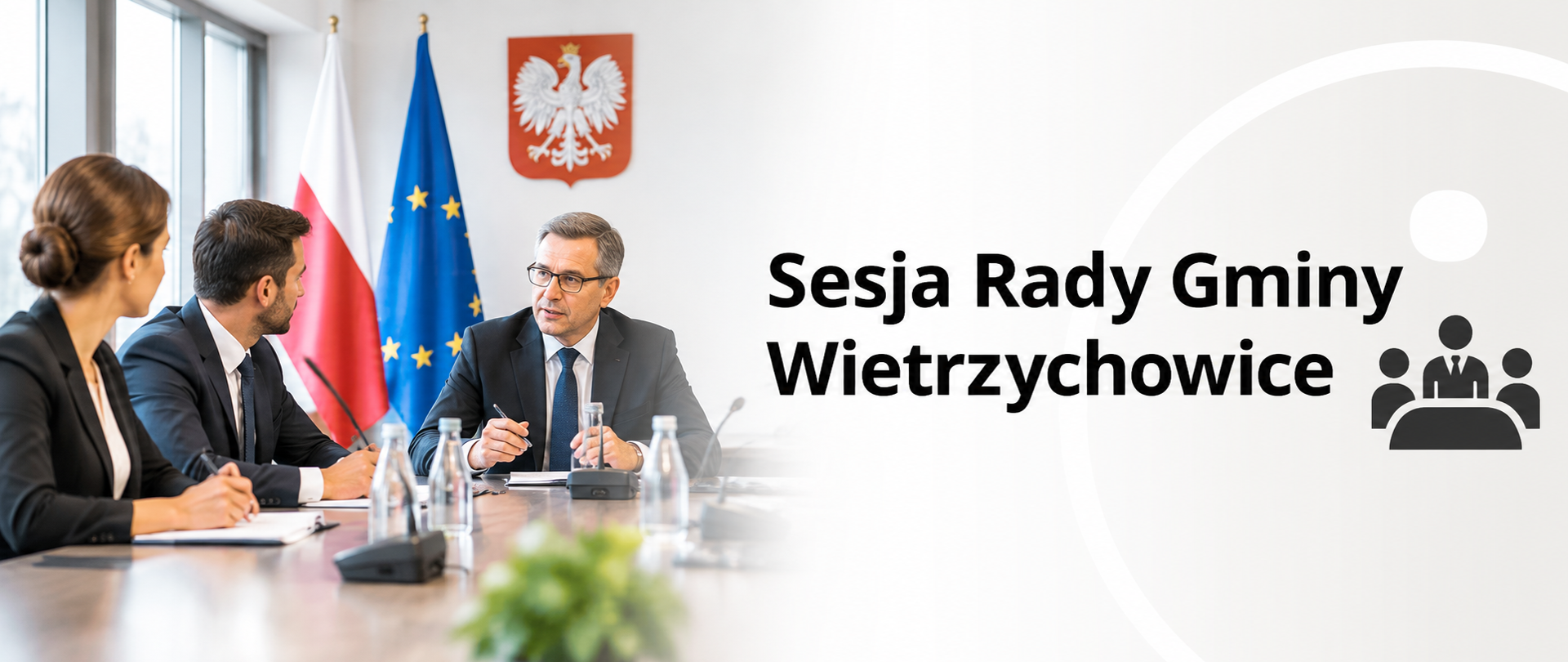 Grafika przedstawiająca sesję Rady Gminy Wietrzychowice – osoby w formalnych strojach podczas obrad przy stole konferencyjnym, z polską i unijną flagą oraz symbolem posiedzenia rady. Po prawej stronie znajduje się napis „Sesja Rady Gminy Wietrzychowice”.