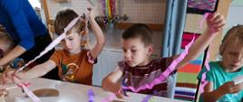 Dzieci w trakcie pracy twórczej