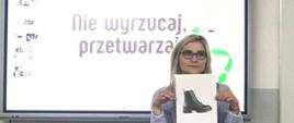 Prowadząca quiz nt. upcyklingu pokazuje zdjęcie buta. W tle prezentacja z hasłem "Nie wyrzucaj, przetwarzaj"
