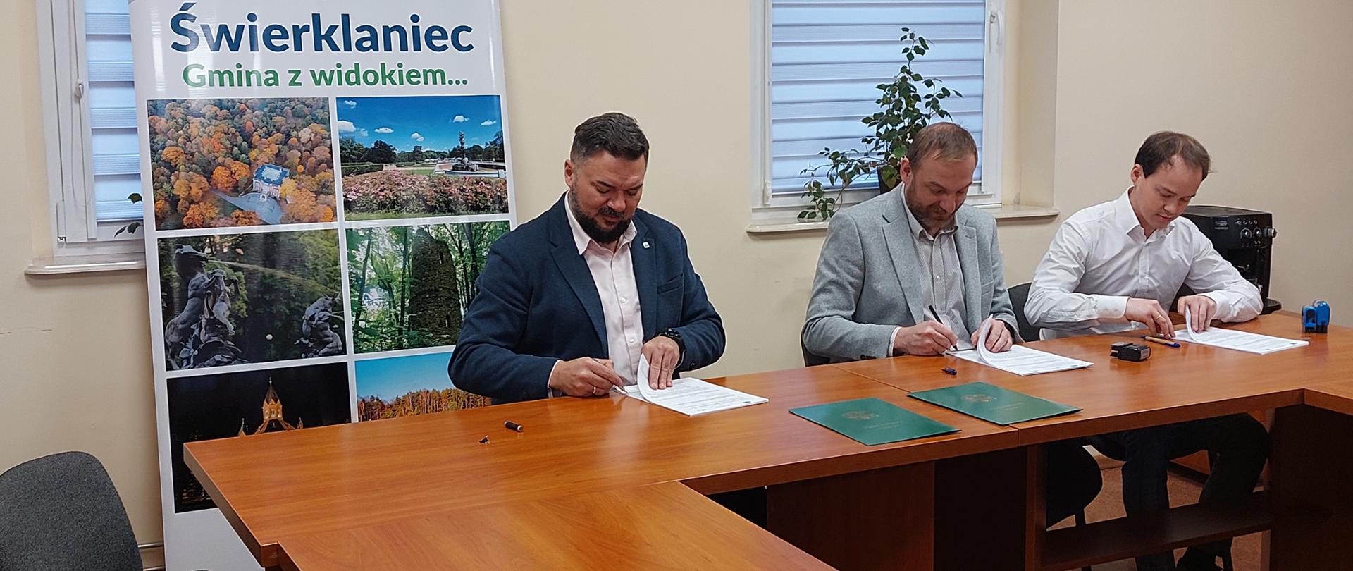 Podpisanie umowy na wykonanie kanalizacji w ciągu ul. Jarzębinowej w Nakle Śląskim