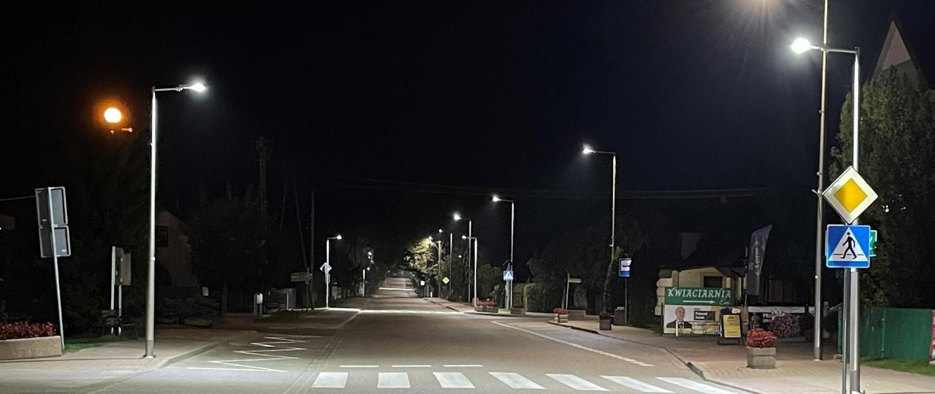 Noc, zdjęcie drogi w centrum Brańszczyka, która jest oświetlana przez nowe latarnie uliczne.