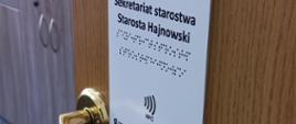 Tabliczki zamontowane na drzwiach
