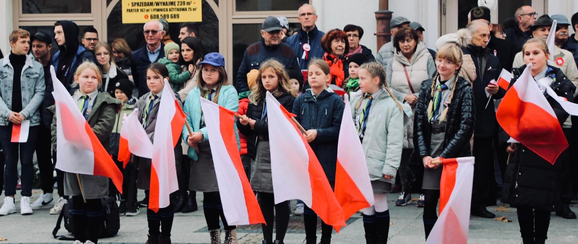 harcerze trzymają flagi narodowe w rękach 