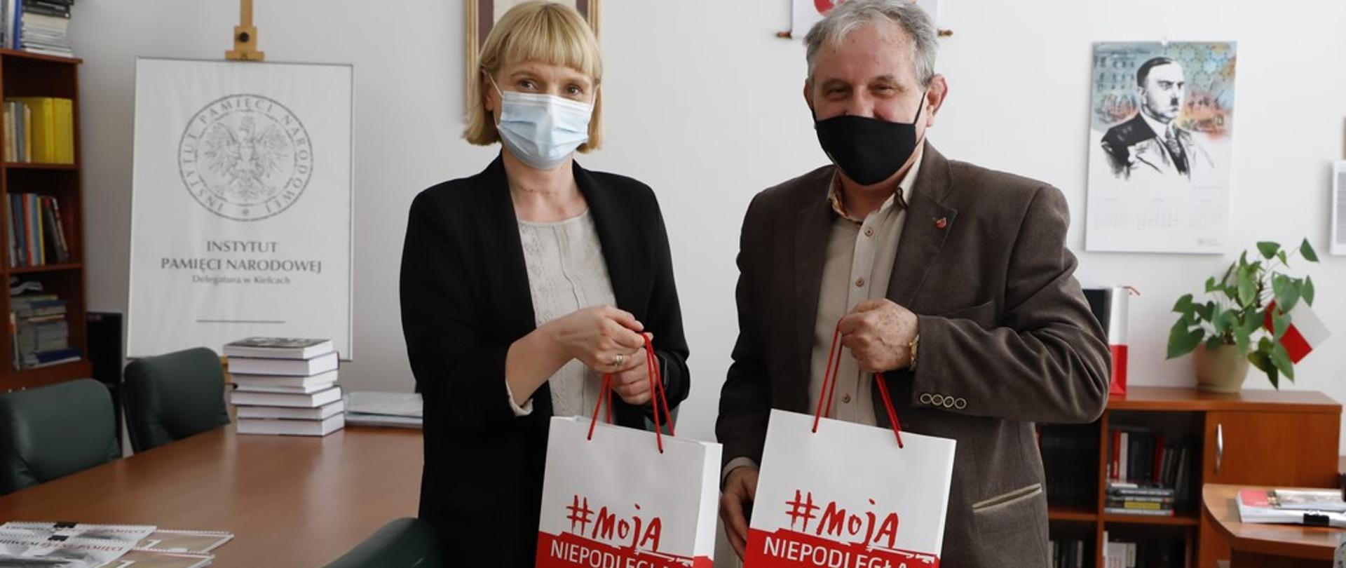 Od lewej: p.o. zastępcy naczelnika delegatury IPN w Kielcach Patrycja Zatorska - Milewska i naczelnik wydziału promocji i kultury Marian Wikiera