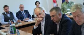 Posiedzenie Powiatowego Zespołu Zarządzania Kryzysowego - uczestnicy w trakcie posiedzenia