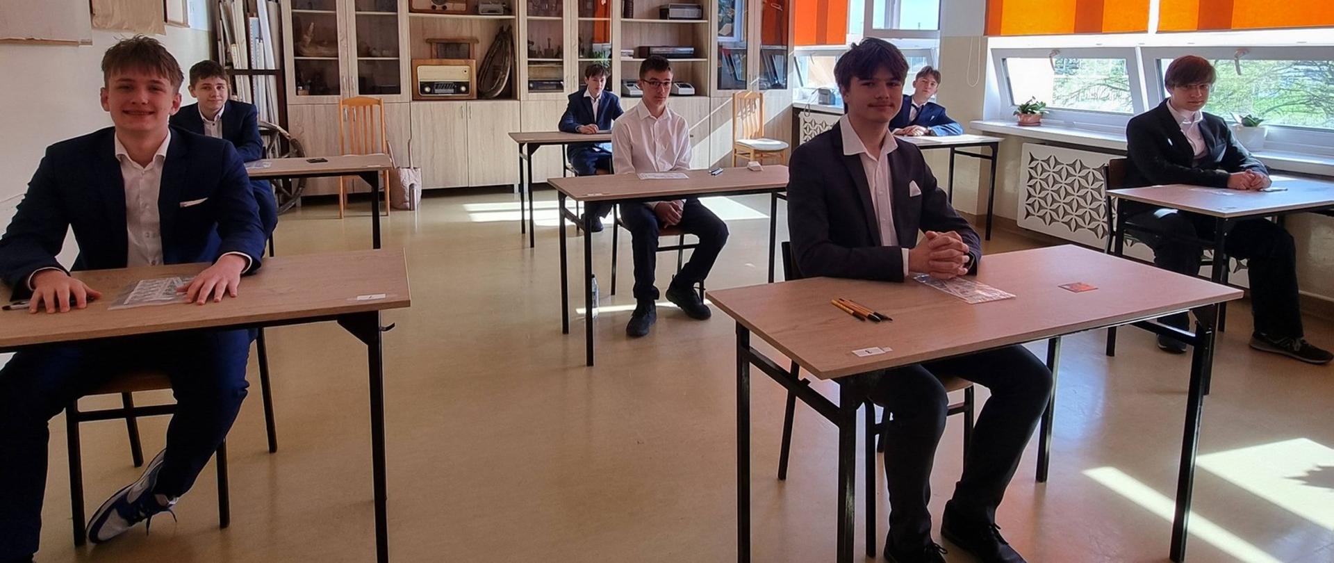 Uczniowie przed egzaminem ósmoklasisty