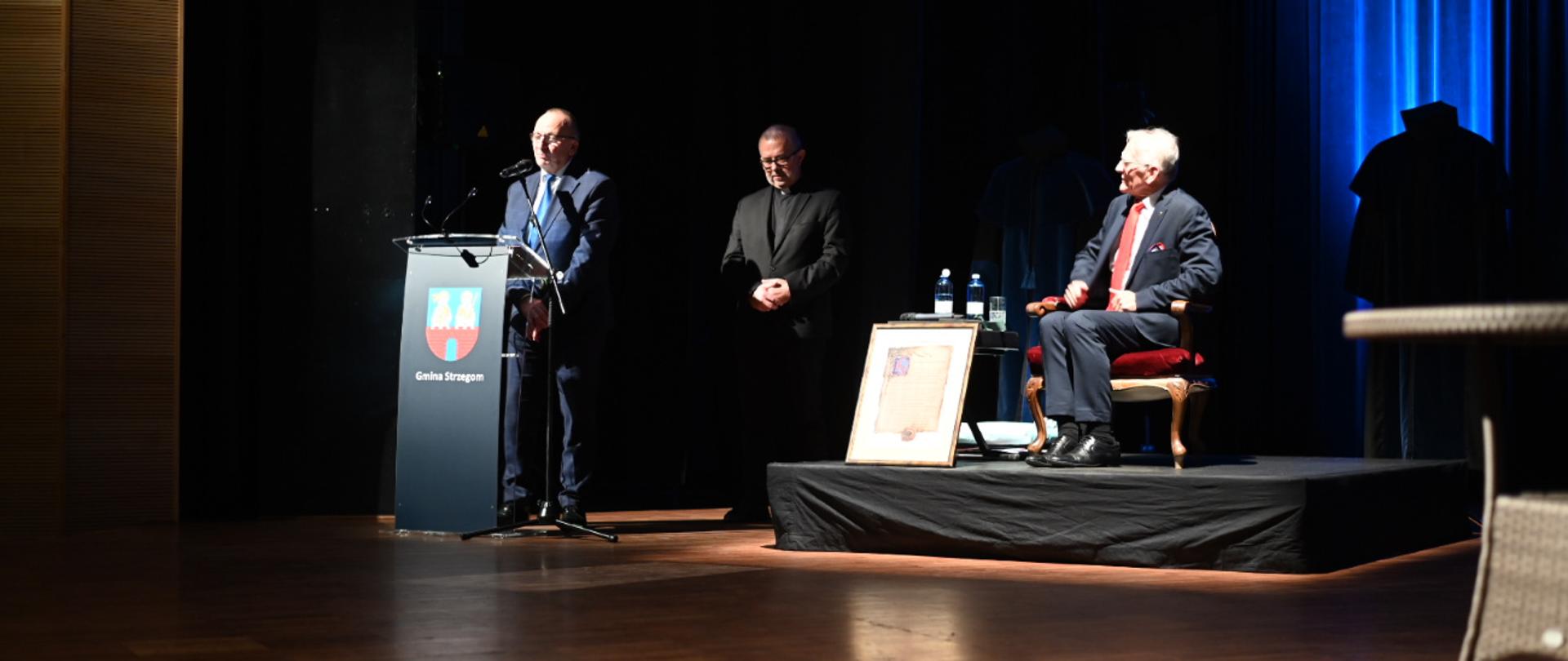 Wicestarosta Dąbrowski przemawia podczas benefisu