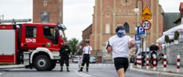 Uczestnik IX Biegu Proszowickiego im. Jana Marynowskiego biegnie po trasie
