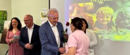 Moment wręczenia podziękowań rodzicom i opiekunom.