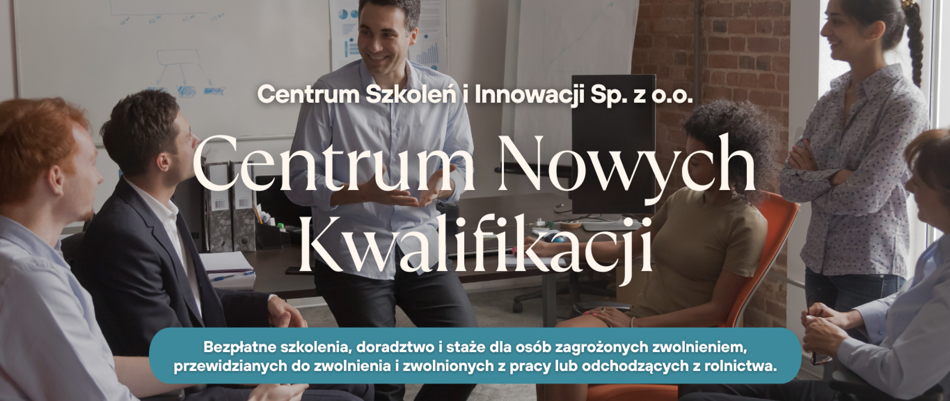 Mężczyźni i kobiety siedzą w grupie i z uśmiechem rozmawiają 