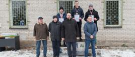 Zdjęcie grupowe organizatorów turnieju za nimi stoją zwycięzcy na podium w kategorii chłopcy szkoły ponadpodstawowe. 