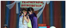 Dzieci w strojach scenicznych wcielają się w bohaterów spektaklu
