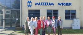 Członkowie Klubu senior+ przed wejściem do muzeum wigier