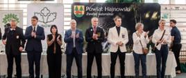 Przedstawiciele samorządu przy stole dekoracyjnym