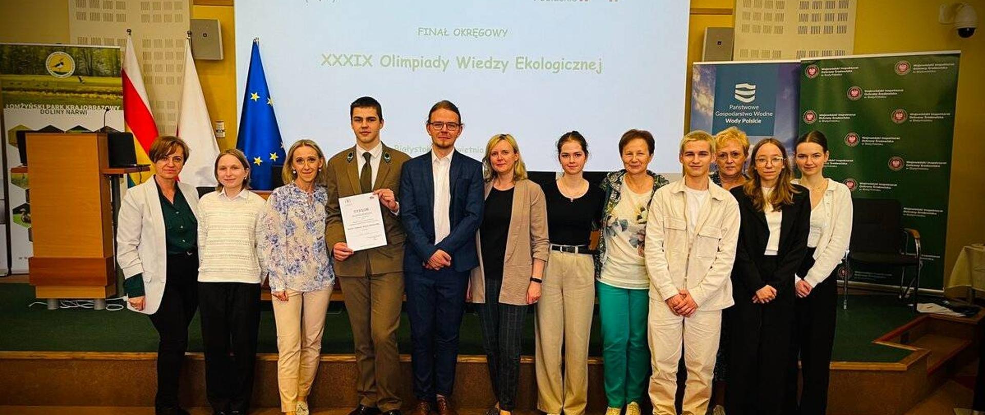 Laureaci eliminacji pozują do zdjęcia
